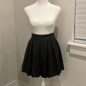 ALICE & OLIVIA LEATHER pleated black lamb skin leather skirt.